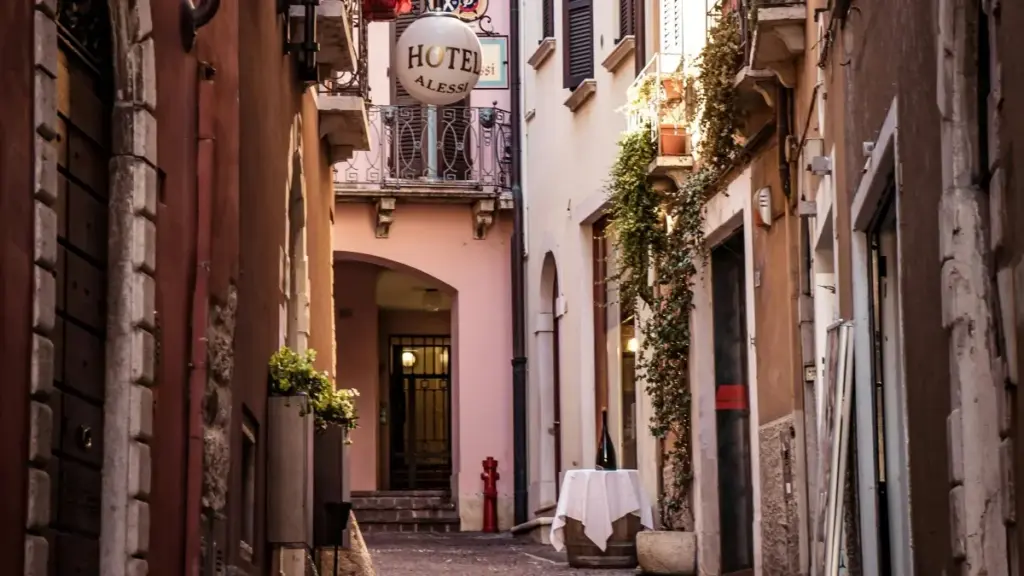 Jagora na mataki‑mataki ga masu ƙirƙira a Naija: yadda ake tuntuɓar brands Algeria a Takatak don nuna before‑and‑after, haɗin gwiwa, da sayarwa.