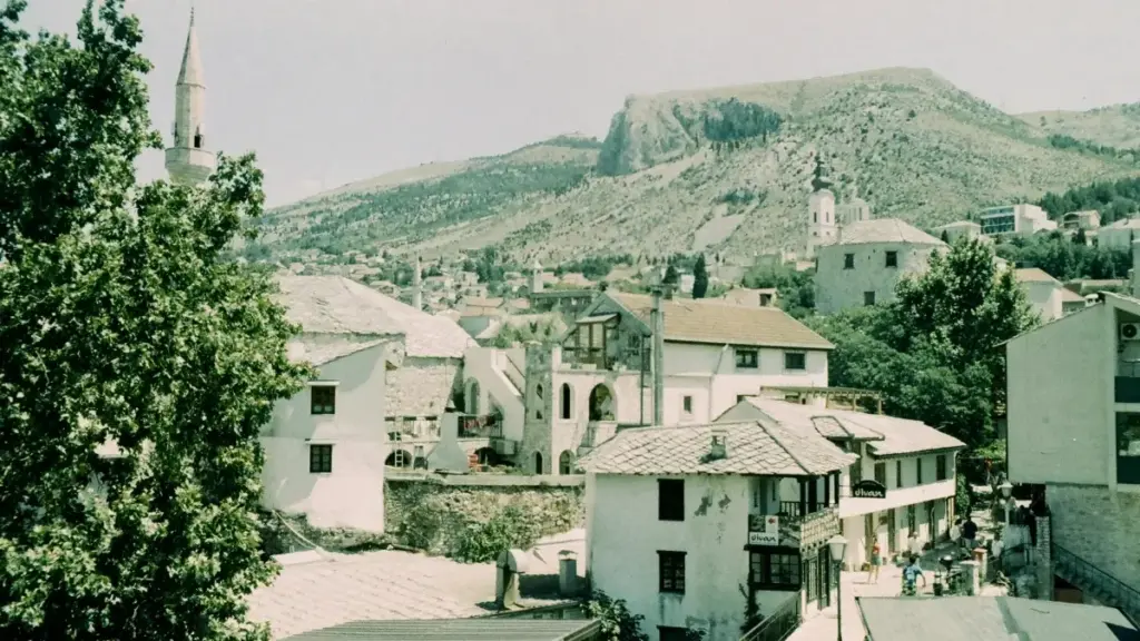 "Jagora na Hausa ga masu ƙirƙira daga Najeriya: yadda za ku isa ga brands na Pakistan akan Netflix, ku raba tips ta amfani da kayan tallafawa (sponsored tools) — matakai masu aiki daga outreach zuwa sponsored formats."