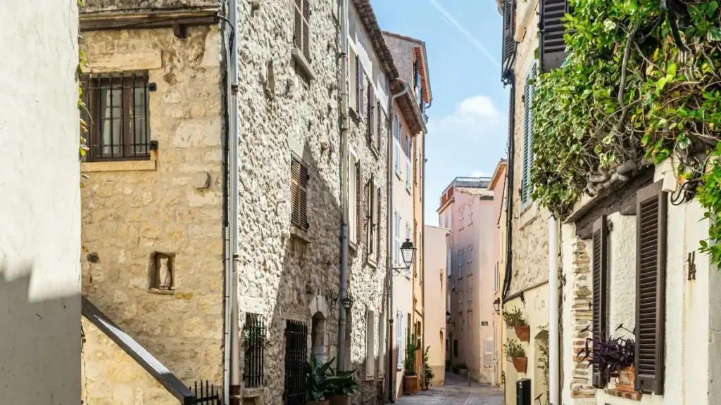 Jagora ga 'yan advertisers a Nigeria: yadda za ku gano Kuwait Moj creators, haɗa su don limited edition drops, da matakan aiki.