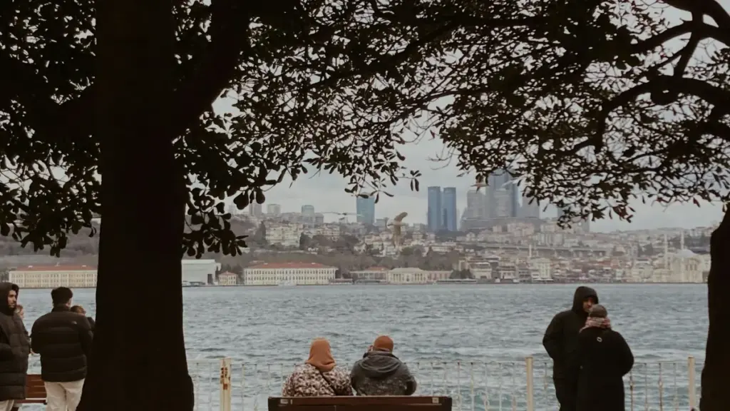 Jagora mai sauki daga Najeriya: dabaru, inda za a nemo Iran Etsy creators, haɗin kai da matakan kariya don inganta ganewa da tallace-tallace.