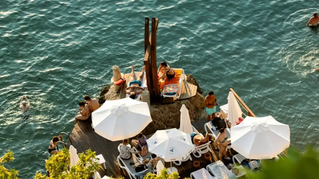 Matakai na gaske don masu ƙirƙira daga Najeriya — yadda za ku kai ga kamfanonin Chile a Clubhouse don haɗa gajerun bidiyo na talla.