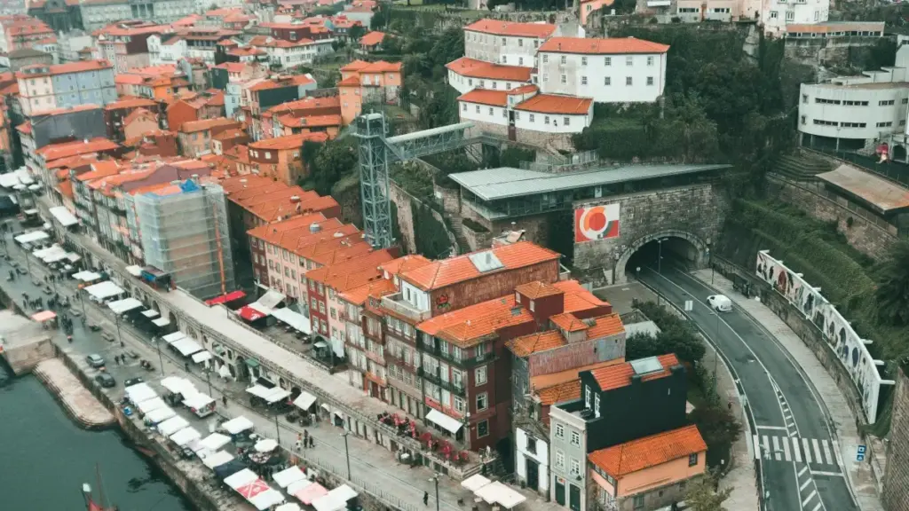 Jagora mai sauri ga 'yan kasuwa na Najeriya: yadda za a gano, tantance, da shawarci WhatsApp creators daga Lebanon don gudanar da tallace-tallace na lokutan ragi.